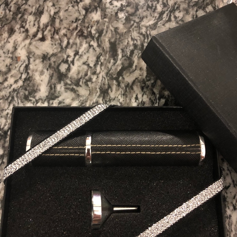 Refillable fragrance atomizer